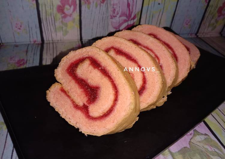 Strawberry roll cake