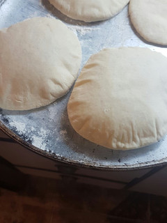 Una foto de Pan árabe o pitas en panificadora o manual