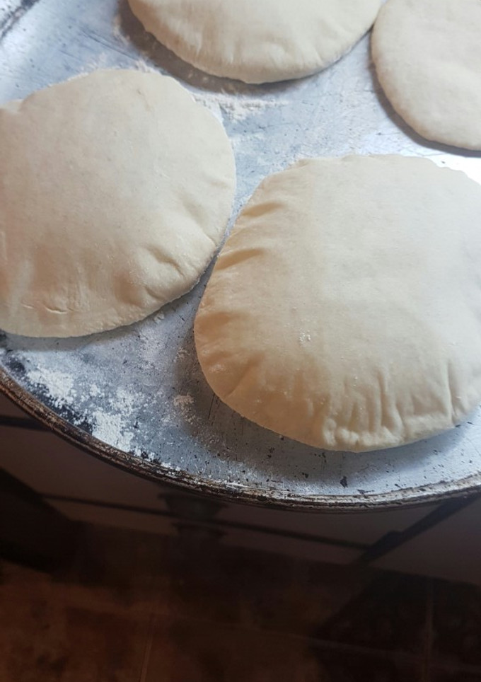 Una foto de Pan árabe o pitas en panificadora o manual