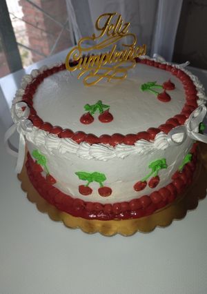 Una foto de Torta de Mousse de Dulce de Leche y Mermelada de Durazno