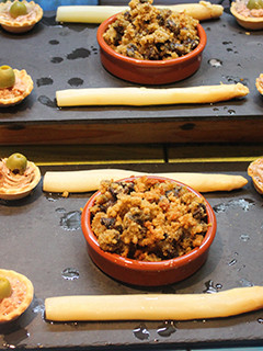 Una foto de Quinoa con espárragos y algas wakame