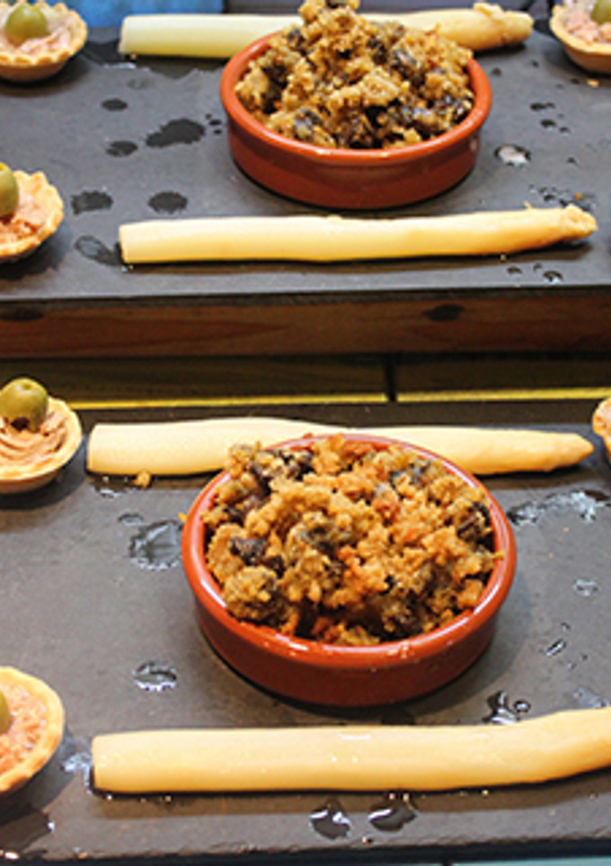 Una foto de Quinoa con espárragos y algas wakame