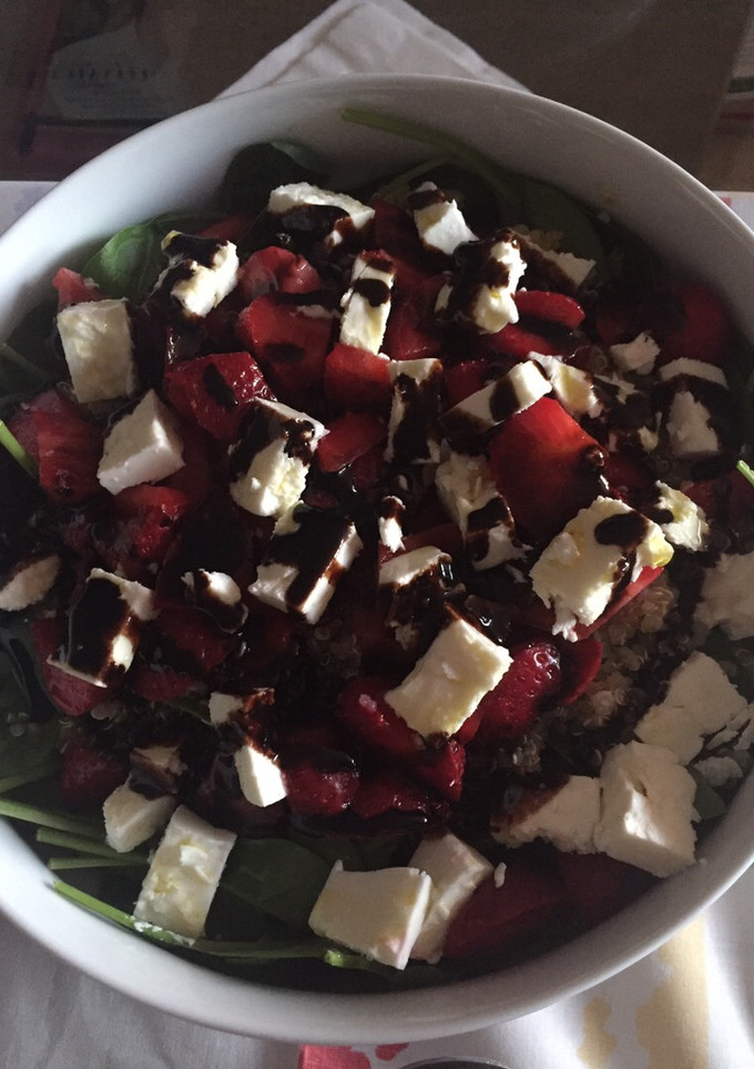 Una foto de Ensalada de fresas, quinoa y queso feta