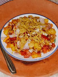 स्ट्रीट स्टाइल आलू चाट(street style aloo chaat recipe in hindi) रेसिपी मुख्य फोटो