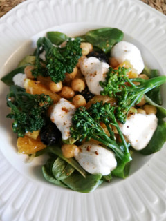 Una foto de Ensalada de garbanzos con aguacate, naranja y bimi