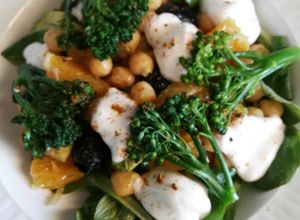 Una foto de Ensalada de garbanzos con aguacate, naranja y bimi
