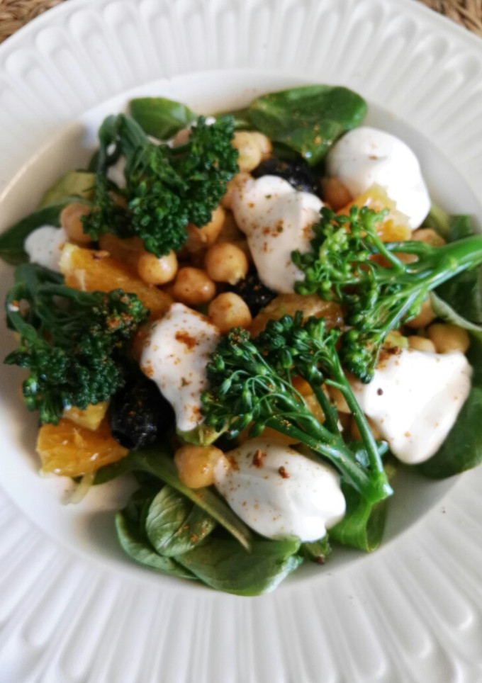 Una foto de Ensalada de garbanzos con aguacate, naranja y bimi