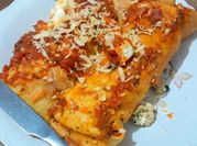 Una foto de canelones de pollo y espinaca