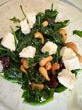 Ensalada de anacardos, arándanos secos y queso de cabra