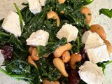 Ensalada de anacardos, arándanos secos y queso de cabra
