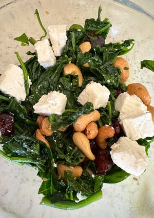 Una foto de Ensalada de anacardos, arándanos secos y queso de cabra