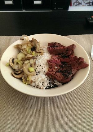 Una foto de Donburi de cerdo y verduras