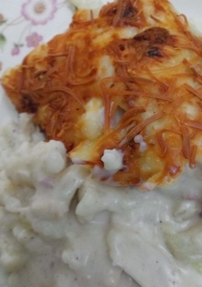 Una foto de Coliflor gratinada con nueces y bacon