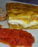 Tortilla de patata rellena de pavo y queso