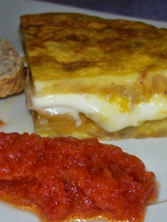 Una foto de Tortilla de patata rellena de pavo y queso