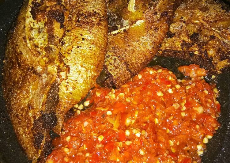 Cara membuat Ikan Pari Goreng Sambal Pecak yang lezat Untuk Jualan