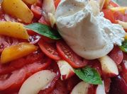 Une photo de burrata fruits