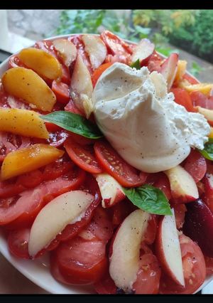 Une photo de Salade tomate, pêche et burrata 🚨