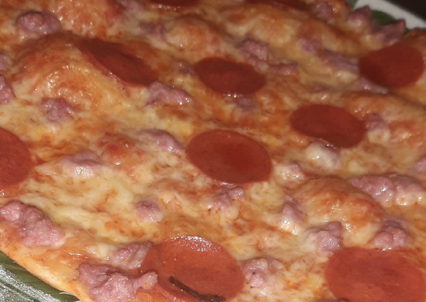 Pizza casera de pepperoni y carne picada