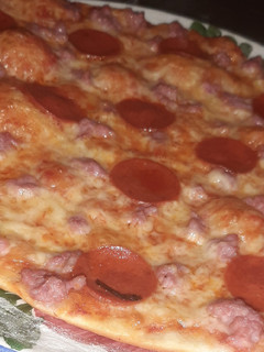 Una foto de Pizza casera de pepperoni y carne picada
