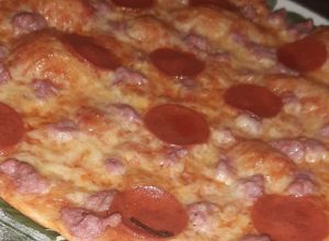 Foto principal de Pizza casera de pepperoni y carne picada