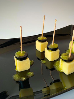 Una foto de Aperitivo de queso y aceitunas negras (con vinagreta de albahaca)