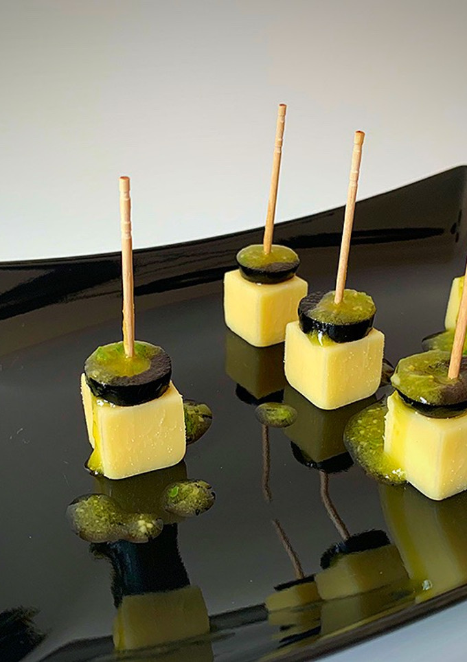 Una foto de Aperitivo de queso y aceitunas negras (con vinagreta de albahaca)