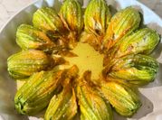 Una foto di fiori di zucca con ripieno ricotta