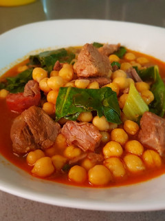 Una foto de Garbanzos con acelgas y carne