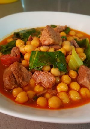 Una foto de Garbanzos con acelgas y carne
