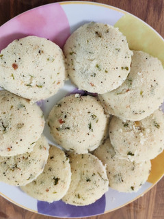 ரவா இட்லி (rawa idly) செய்முறை முக்கிய புகைப்படம்