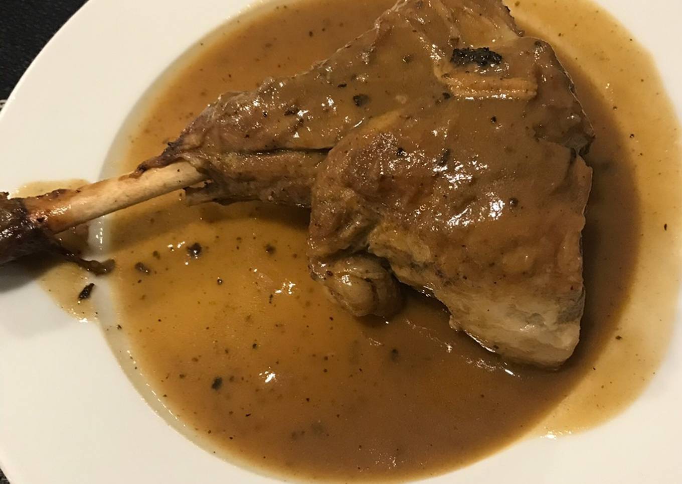 Jarretes de cordero lechal en salsa de vino de oporto