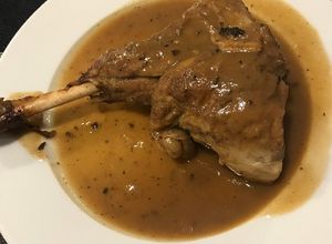 Una foto de Jarretes de cordero lechal en salsa de vino de oporto
