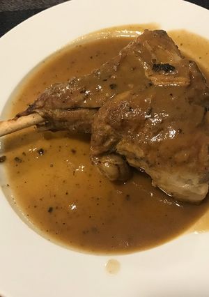 Foto principal de Jarretes de cordero lechal en salsa de vino de oporto