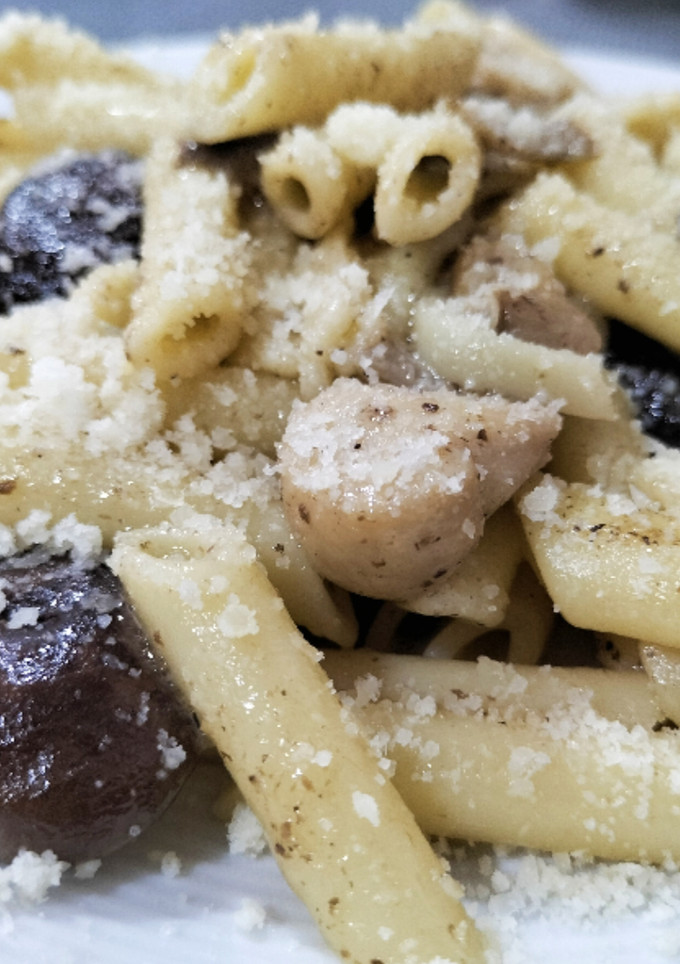 Una foto de Macarrones trufados con setas y queso