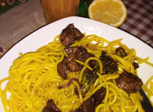 Una foto de Tallarines con cúrcuma y salteado. Rico y fácil 🥰