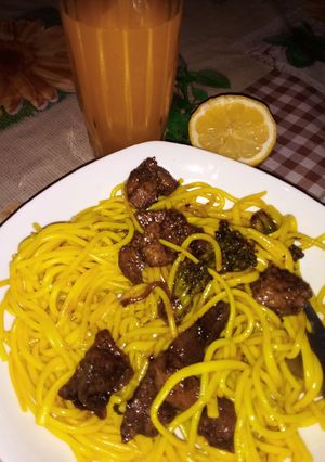 Una foto de Tallarines con cúrcuma y salteado. Rico y fácil 🥰