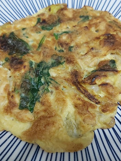 Una foto de Tortilla francesa con espinacas y piñones