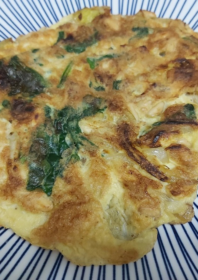 Una foto de Tortilla francesa con espinacas y piñones
