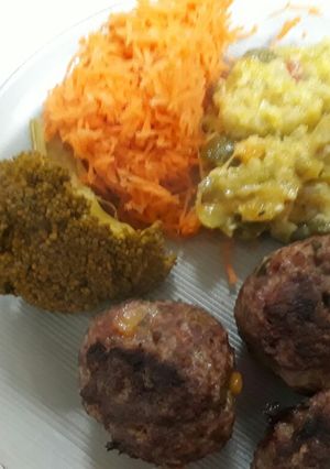 Una foto de Albóndigas caseras, con zapallitos revueltos light