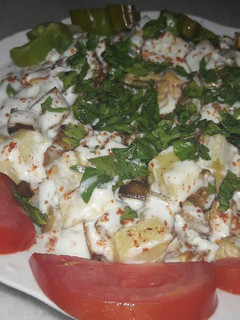 صورة لوصفة مقبلات الباذنجان والبطاطا باللبن 🍆🍟🌿🍥