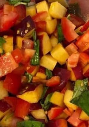 Foto de Salada de Pêssego, Tomate e Manjericão