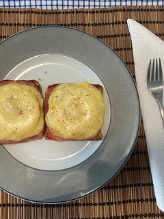 Una foto de Tostada Hawaiana con queso de Raclette