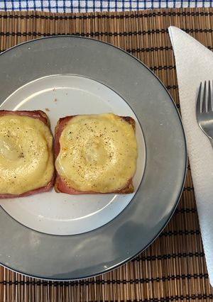 Una foto de Tostada Hawaiana con queso de Raclette