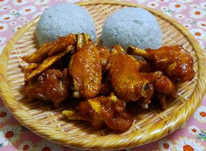 Hình của món Xôi hoa đậu biếc - gà chiên nước mắm.