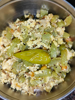 புடலங்காய் முட்டை பொரியல்(pudalangai muttai poriyal recipe in tamil) செய்முறை முக்கிய புகைப்படம்