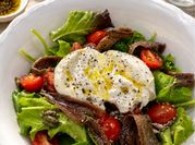 Una foto de ensalada anchoas