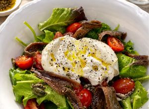 Una foto de Ensalada de burrata con anchoas