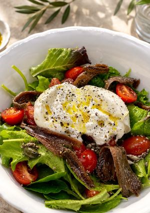 Foto principal de Ensalada de burrata con anchoas