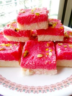 दिलबहार बर्फी (Coconut burfi recipe in marathi) रेसिपी चे मुख्य फोटो 